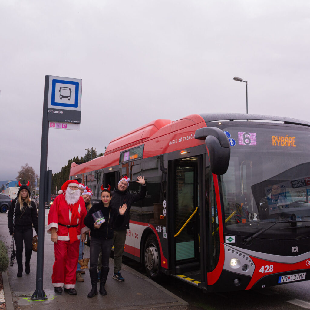 Mikuláš sa odviezol aj našimi autobusmi v Trenčíne